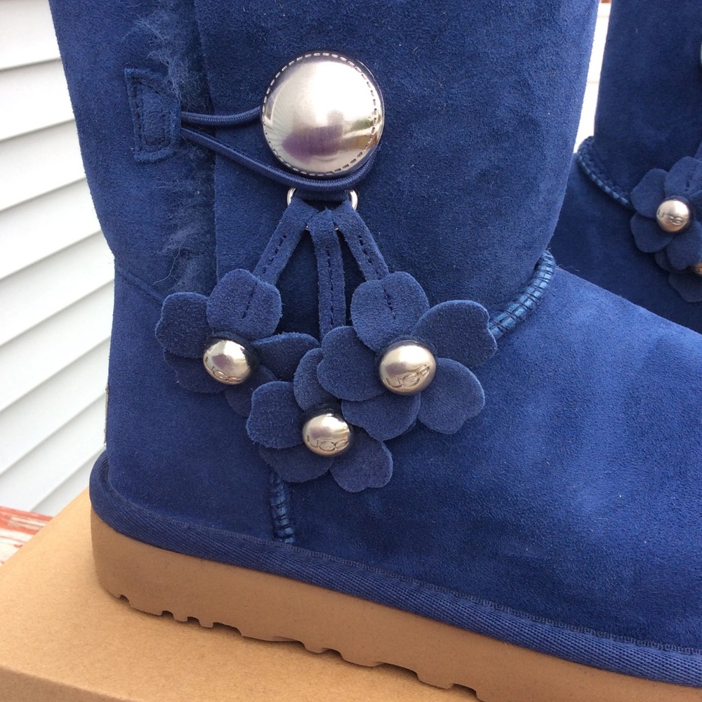 Ugg Bailey Button II Poppy - Picture 2 of 7